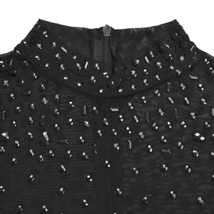 Dettaglio del colletto in mesh nero con strass brillanti e cerniera posteriore