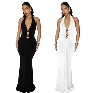 Robe longue élégante dos nu à col en V profond avec perles dorées en noir et blanc