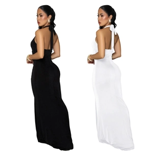 Détail de robes maxi dos nu à licou en noir et blanc avec une coupe sirène ajustée élégante