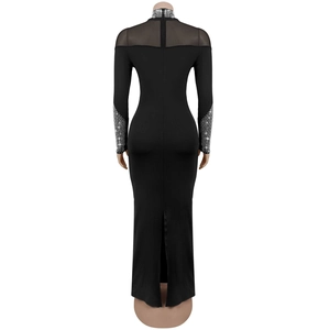 Détail d'une robe noire avec empiècement en résille transparente et ornements de strass brillants