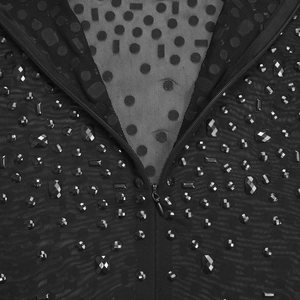 Dettaglio macro del tessuto a rete nero con strass luccicanti e cerniera a scomparsa