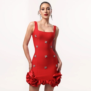 Détail d'une robe rouge moulante avec strass brillants et ourlet fleuri en relief 3D