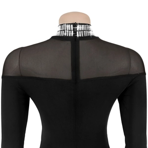 Détail de la robe à col montant avec strass et empiècement en maille au dos noir