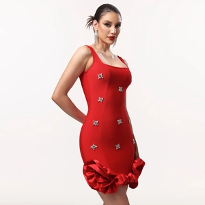 Détail de la robe bandage rouge avec strass argentés et ourlet de roses en satin 3D