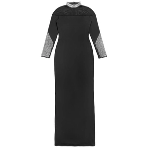 Détail du col montant et manches en résille avec paillettes argentées sur robe maxi noire