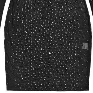 Dettaglio dell'abito in rete nera trasparente con paillettes e strass scintillanti fini