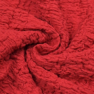 Dettaglio del tessuto rosso traforato con texture 3D a bolle e colore rosso vivace