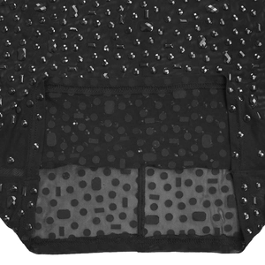 Dettagli macro del tessuto a rete nero con strass scintillanti e cuciture rifinite