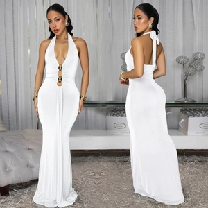 Détails de robe maxi licou blanche montrant le décolleté en V profond et boucles dorées