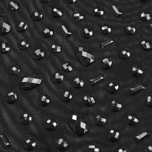 Dettaglio di abito in rete nera con strass di varie forme e cristalli scintillanti