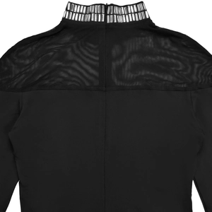 Détail du col montant avec paillettes argentées et empiècement en résille noire