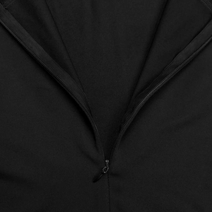 Détail de la fermeture éclair invisible sur une robe noire moulante à col montant