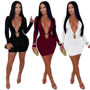 Robe courte sexy avec décolleté en V profond, manches longues et boucle serpent dorée