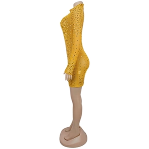 Profilo ravvicinato del mini abito giallo in rete con strass dorati e collo alto