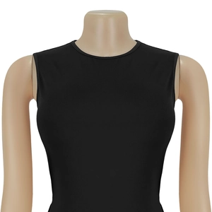 Dettaglio dell'abito nero senza maniche vestibilità slim con scollo rotondo e sartoria