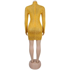 Dettaglio del vestito giallo aderente con strass scintillanti e cerniera invisibile
