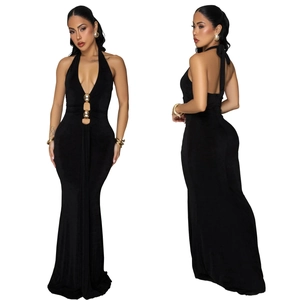Détail de la robe dos nu noire avec décolleté en V profond et ornements en perles dorées