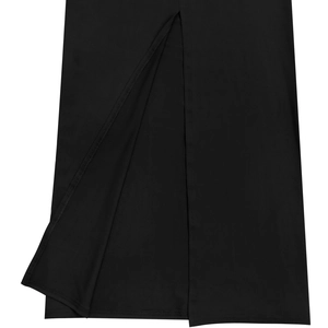 Détail de la fente latérale haute sur une robe longue noire à col montant et manches