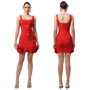 Vue avant et arrière d'une robe moulante rouge avec paillettes et ourlet floral 3D