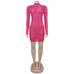 Dettaglio del mini abito in rete fucsia con strass scintillanti e collo alto moderno