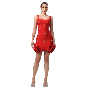 Détail de robe rouge courte avec strass et ourlet à volants rose 3D pour les soirées