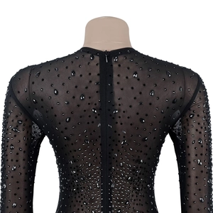 Dettaglio macro della schiena in mesh trasparente con strass e cerniera invisibile sul retro