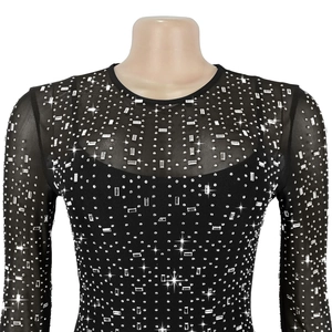 Dettaglio dell'abito nero a maniche lunghe in mesh con scintillanti strass argentati