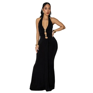 Détail de robe longue noire dos nu avec décolleté en V profond et boucles dorées
