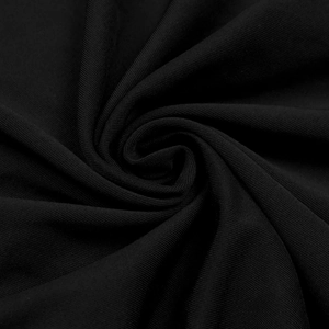 Gros plan du tissu noir de la robe montrant la texture dense et le tissage de qualité