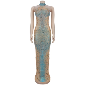 Détails de la robe en tulle transparent avec strass bleus et décolleté dos nu
