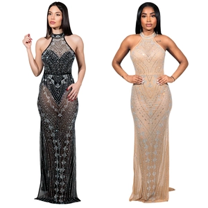 Elegantes Neckholder-Maxikleid aus Netzstoff mit silbernen Strasssteinen in Schwarz und Nude