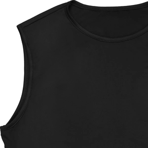 Dettaglio dello scollo e delle cuciture di un abito nero senza maniche in maglia