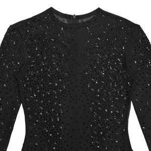 Vista dettagliata del tessuto a rete nera trasparente con strass e cerniera sulla scollatura