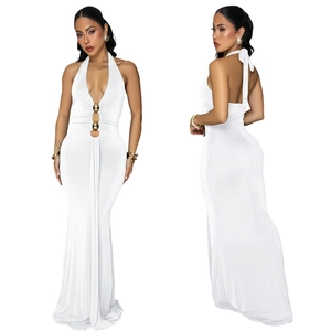 Détail de la robe licou blanche avec décolleté en V profond et perles dorées