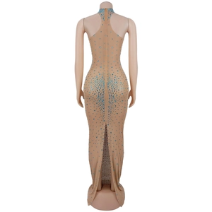 Détail de la robe en maille transparente nude avec strass bleus et fente dans le dos