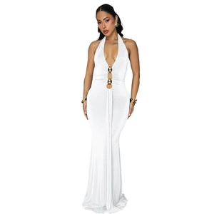 Détail d'une robe licou blanche élégante avec décolleté en V et boules dorées décoratives