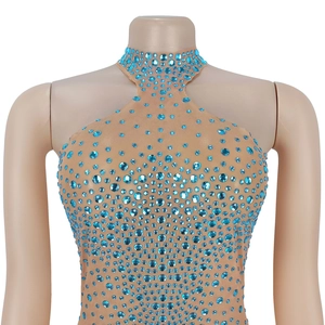 Détail du haut dos nu en mesh transparent avec strass bleu ciel et col élégant