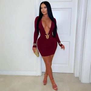 Robe mini moulante bordeaux avec col en V profond et accessoire de serpent doré