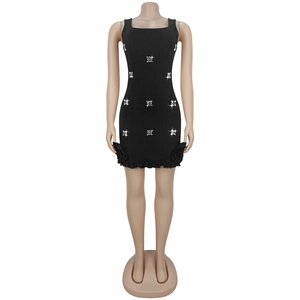 Détails de robe noire à col carré avec fleurs en strass et ornements roses 3D