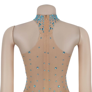 Vue détaillée du dos d'un body en maille transparente avec strass bleu ciel et zip
