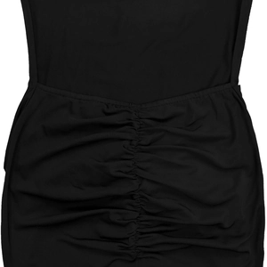Dettaglio del design arricciato e del tessuto elastico di questo abito nero attillato