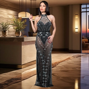 Elegantes schwarzes Abendkleid mit Neckholder, Netzstoff und silbernen Strasssteinen