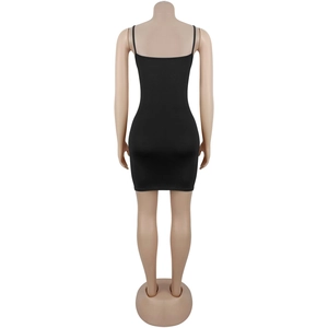 Dettaglio del retro del mini abito tubino nero con spalline sottili elasticizzate e vestibilità