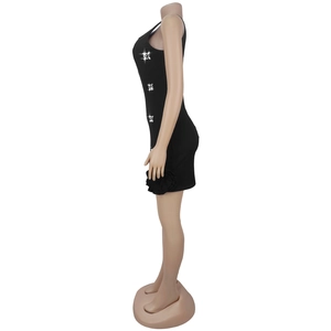 Vue latérale de la mini-robe noire sans manches avec des accents de strass en étoile
