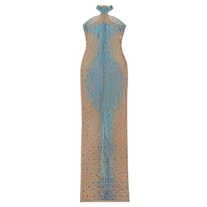 Détail de strass bleus sur une robe licou en tulle transparent avec cristaux scintillants