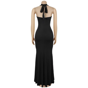 Vue arrière détaillée d'une robe maxi noire dos nu avec nœud élégant et coupe sirène