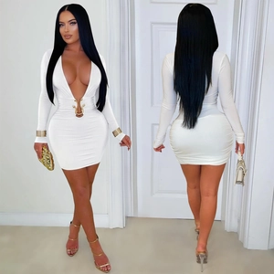 Détail de robe blanche à col en V profond avec boucle serpent dorée et poignets