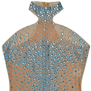 Détail d'une robe en résille transparente avec strass bleus et fermeture éclair au cou