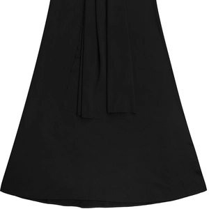 Dettaglio di elegante abito nero con pieghe drappeggiate e trama del tessuto liscia