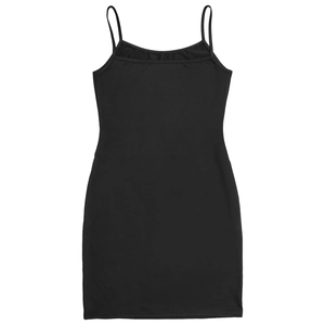 Dettaglio di un abito attillato nero in mesh con strass scintillanti e spalline sottili